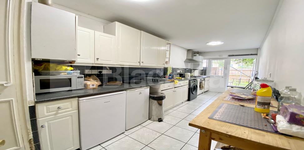			4 Bedroom, 1 bath, 0 reception Apartment			 Potier Street, Borough / London Bridge